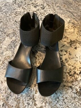 Vera Wang Black Open-Toe Ankle-Cuff Sandals